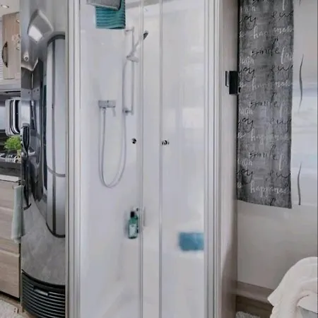 Luxus Wohnwagen Zur Vermietung Mit Ac, Markise, Wc Und Duschkabine Campingplatz *