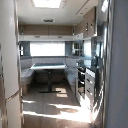 Luxus Wohnwagen Zur Vermietung Mit Ac, Markise, Wc Und Duschkabine *