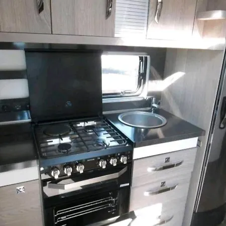 Campingplatz Luxus Wohnwagen Zur Vermietung Mit Ac, Markise, Wc Und Duschkabine