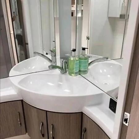 Luxus Wohnwagen Zur Vermietung Mit Ac, Markise, Wc Und Duschkabine *